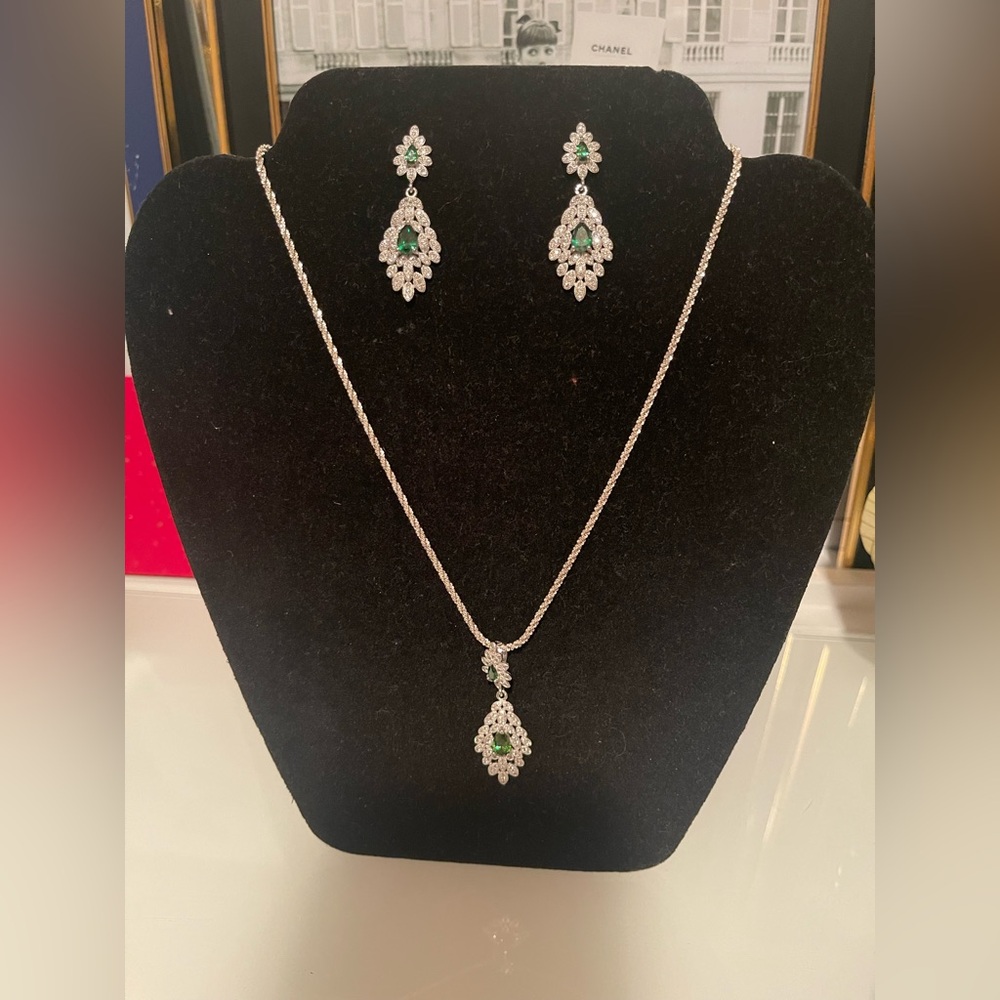 Elegant 925 Silver and Green Necklace Set with Teardrop Pendant and earrings.
